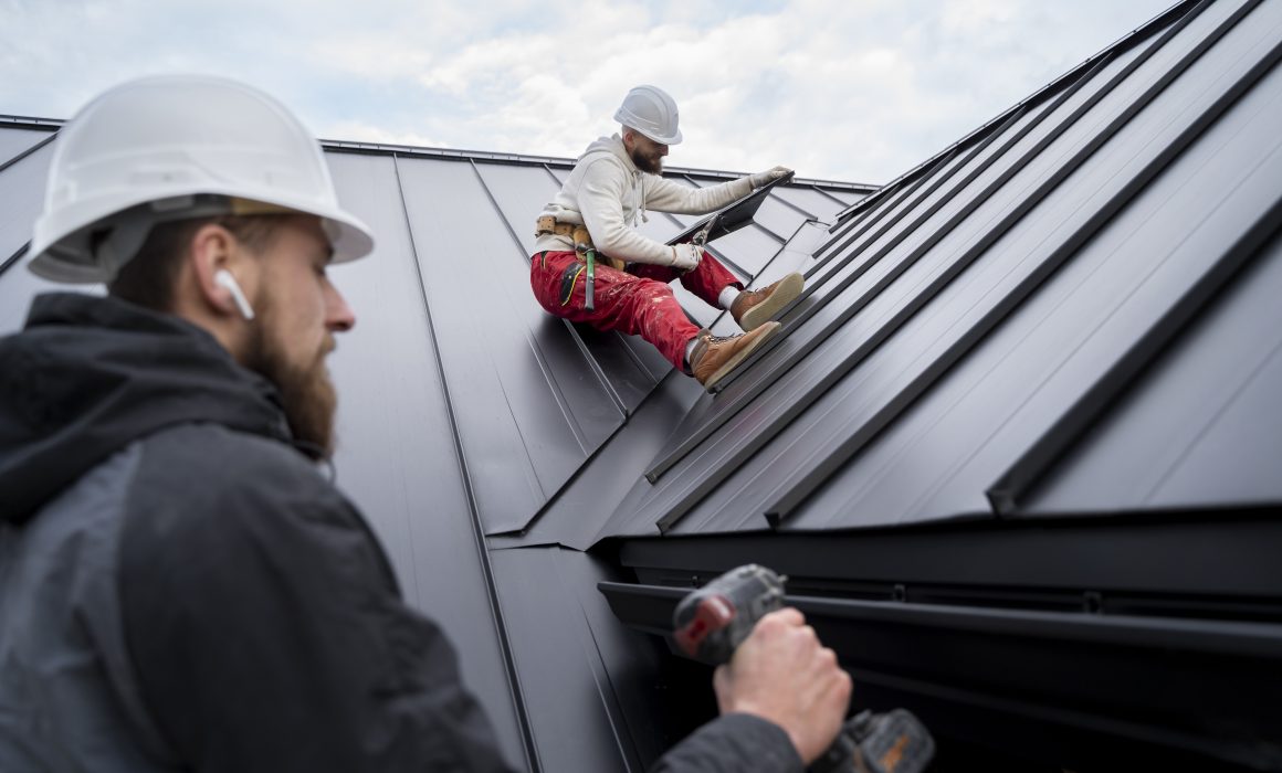 Hombres haciendo mantenimiento de tejados