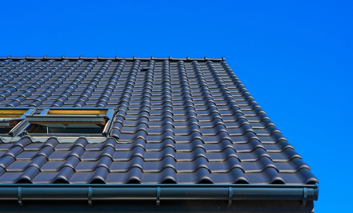 Canalón antióxido de aluminio colocado en el tejado de una casa